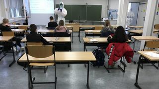 Selbsttest an der Theodor-Heuss-Realschule: Im weißen Schutzanzug erläutert Sebastian Geschwill, der ein Freiwilliges Soziales Jahr absolviert, worauf die Schüler achten müssen, um das Testkit korrekt zu benutzen.