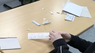 Eigenverantwortung gefragt: Während die Grundschüler von ihren Eltern getestet werden, müssen die Realschüler selbst zum Stäbchen greifen.