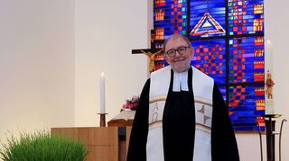 Pfarrer Matthias Zaiss ist sehr glücklich über die fertig renovierte Kirche, in der er nur noch wenige Gottesdienste vor seinem Ruhe-stand halten konnte.
