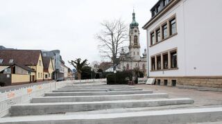 Seit Ostern vorbereitet als neuer Standort: Wo bisher Parkplätze vor der Pestalozzi-Grundschule eingerichtet waren, hat die Stadt die Fundamente für die Container setzen lassen.