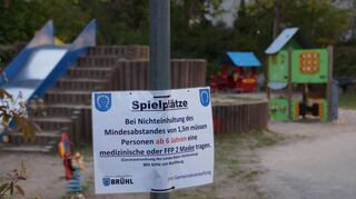 Kleinere Verstöße gegen die Corona-Maßnahmen gibt es immer wieder auf Spielplätzen. Wichtig sind die Einhaltung des Mindestabstandes und das Tragen einer Maske. Darauf weisen auch Schilder hin.
