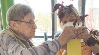 Gisela Speth (l.) hängt mit Karin Kempke die Engelskarten auf.