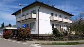 Das „Hotel am Flugplatz“ ist zwar Geschichte, aber der neue Pächter will hier neben einer Gleitschirm-Flugschule ab dem Sommer auch ein neues Restaurant samt Biergarten etablieren.