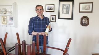 Die Stühle sind hochgestellt, es kommen keine Gäste mehr: Julian Blem im Gastraum seines Hotels, das er nach 14 Jahren aufgeben muss. An der Wand hängen Fotos seiner Eltern und Großeltern, die bereits in der Region als Gastronomen tätig waren, in seiner Hand hält er sein Salatdressing „Jules’ #8“, das er zukünftig nach alter Familientradition herstellt.