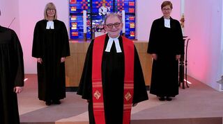 Aufbruch ins Neuland des Ruhestands: In einem festlichen Gottesdienst wird Pfarrer Matthias Zaiss (Mitte) verabschiedet. Die Gestaltung übernehmen Diakon Jascha Richter (v. l.), Schuldiakonin Christine Wolf, Pfarrerin Katharina Garben und Pfarrer Jürgen Grabetz in der frisch renovierten evangelischen Kirche.