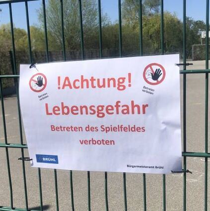 Der Basketballplatz ist gesperrt. Grund ist der sich neigende Asphalt.