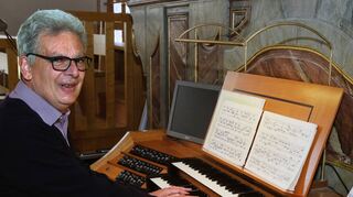 Wolfgang Heid, hier in der St.-Pankratius-Kirche, ist seit 50 Jahren Organist.