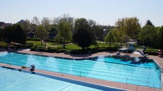 Das Freibad ist menschenleer – bei diesem schönem Wetter ist das ein seltenes Bild.