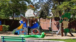 Der neue Spielbereich für Kinder neben dem Kleinkindbecken ist bereits aufgebaut.