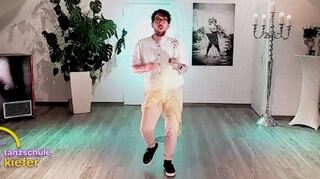 Joshua tanzt mit seinem Oscar vor der Kamera in der Tanzschule Kiefer. Um die 60 Tanzschulfreunde haben sich zugeschaltet, viele tanzen mit ihm mit.