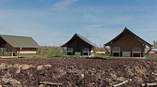 Die Safari-Zelt-Lodges stehen einsam da. Sie sind fast alle neu und warten auf Besucher. Wann die allerdings kommen dürfen, weiß niemand.