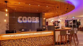 Die einladende Rezeption im „Cooee alpin“ in Bad Kleinkirchheim. Ab Juni sollen hier Gäste einchecken.