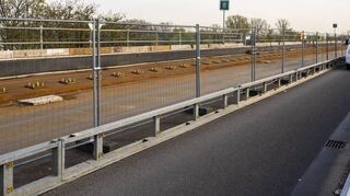 Ausnahme: Seit Januar 2019 dürfen nur noch Shuttlebusse und die Rettungsdienste die Salierbrücke passieren. Und natürlich Radfahrer und Fußgänger, für die auf der südlichen Hälfte (rechts) der neue, verbreiterte Weg zur Verfügung steht. Die Sanierungsarbeiten an der Nordhälfte laufen derzeit, die sichernde Trennung zwischen Fahrbahn und Gehweg ist abmontiert.