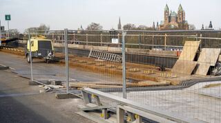 Baustelle mit Domblick: Auf der Nordseite der Strombrücke liegt das Metall frei. Nicht zu sehen sind die Arbeiten an der Unterseite, wo am neuen Korrosionsschutz gearbeitet wird.