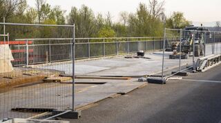An der Vorlandbrücke auf der badischen Seite laufen Arbeiten am Beton. Aus statischen Gründen können einzelne Arbeitsschritte nur nacheinander durchgeführt werden, erklärt das Baureferat.