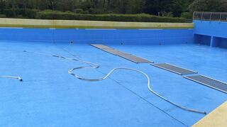 Im leeren Wellenbecken werden die Fugen ausgebessert, damit alles bei der Wiederöffnung in Schuss ist.