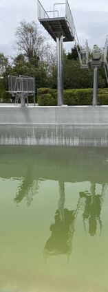 Im Springerbecken wartet noch viel Reinigungsarbeit auf das Team.