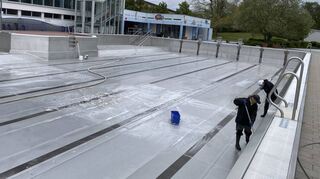 Schrubben ist das Gebot der Stunde für Conny Kiesecker und Manuel Geschwill.