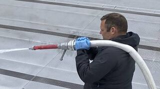 Mitarbeiter Robin Kehret beim Einsatz im Sportbecken.