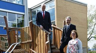 Lothar Binding (von oben), Ralf Göck, Hortleiterin Tamara Obert und Nezaket Yildirim sowie Selcuk Gök (l.) beim Besuch der Schillerschule und ihres besonders gelungenen Außengeländes.