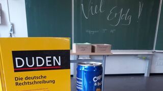 „Viel Erfolg!“ steht an der Tafel der Altlußheimer Markus-Schule. Der Duden zeigt es: Auch im Privaten Beruflichen Gymnasium ist Deutsch-Abi angesagt.