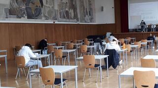 Start in den dreiwöchigen Abiturmarathon: An der Ehrhart-Schott-Schule sitzen die Schüler weit verteilt an ihren Tischen bei der Deutschprüfung.