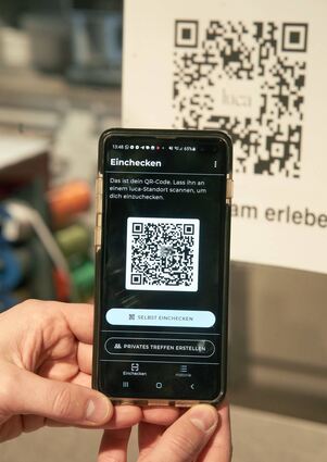 Für die Kontaktnachverfolgung muss der Nutzer der Luca-App einen QR-Code einscannen – so checkt er beispielsweise in einem Geschäft ein.