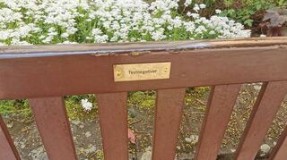 „Testnegativer“ und „Gefährder“ steht auf Schildern an den Bänken.