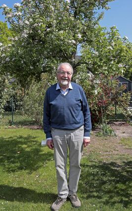 Oskar Ackermann steht in seinem Garten in Brühl vor der blühenden „Katharina“. So hat er den Apfelbaum getauft in Anlehnung an Martin Luther.