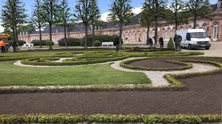 Die Schlossgärtner bereiten die Beete im Parterre für die nächsten Bepflanzung vor. Am Freitag begegnen sie dabei nur wenigen Besuchern.