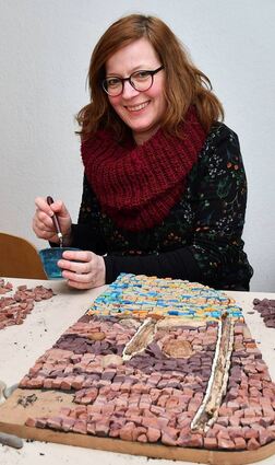 Birgit Glesius arbeitet mit Fliesenresten, buntem Glas, und Steinen in allen Farben.