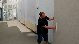 Matthias Vogel – hier ein Archivfoto aus dem Vorjahr – im ehemaligen Eingangsbereich der Anlage, die als Zugang für die Flüchtlinge diente. Der Mavo Racketclub in der Scheffelstraße ist weiterhin in einem desaströsen Zustand: Der Streit zwischen dem Eigentümer und dem Rhein-Neckar-Kreis über die Schäden durch die Nutzung als Flüchtlingsunterkunft dauert an.