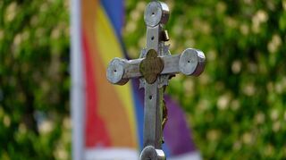 Open-Air-Segnungsgottesdienst in Köln, im Hintergrund die Regenbogenflagge.