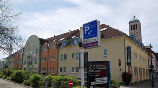 In bester Innenstadtlage direkt an der Stadthalle: Das „Taste“-Hotel fährt seit Januar immerhin einen Mini-malbetrieb. Die restlichen Häuser der kleinen Kette sind seit Monaten komplett geschlossen.