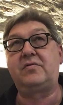 Der Gastronom Philipp Rumpf hat in seiner Gaststätte bei einer Online-Weinprobe die guten Tröpfchen vorgestellt.