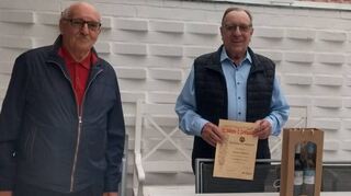 Dank für 70 Jahre Treue zur Eintracht: Heinz Eichhorn (Mitte) freut sich über Urkunde und Präsent, das ihm Vorsitzender Klaus Weißbrich (l.), der selbst seit 40 Jahren dabei ist, und Rolf Stohner überreichen.