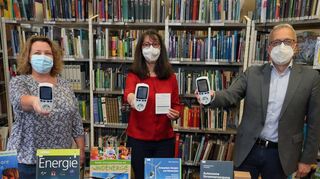 Stefanie Dott (v. l.), Eva Löwe und Dr. Klaus Keßler stellen die Strommessgeräte vor, die es in der Bibliothek zu entleihen gibt.