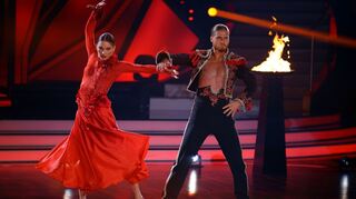Was für ein Mann! Mit entschlossenem Gesichtsausdruck, stolz und dominant präsentiert Rúrik Gíslason gemeinsam mit Renata Lusin einen Paso Doble in der TV-Show "Let's dance" (RTL/TVNOW).