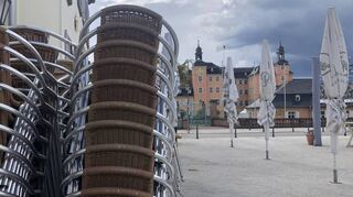 Die Stühle stehen schon vor dem „Café Walzwerk“ am Schwetzinger Schlossplatz bereit. Sie müssen nur noch in Position gebracht werden.