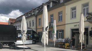 Die Vorräte sind aufgefüllt. Der Welde-Bierkutscher beliefert hier gerade die „Cantina Mexicana“ am Schlossplatz. Am Mittwoch kann geöffnet werden.