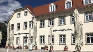 Sonnenschirme stehen vor dem „Grünen Baum“, über dem unsere Zeitung seit November beheimatet ist. Am Mittwoch könnten sie erstmals aufgespannt werden.