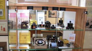 Ein Ausschnitt aus der Ausstellung: Görler-Bauteile und Baugruppen der 1930er Jahre, darunter mittig das seltene Kohlemikrofon „Clarafox“.