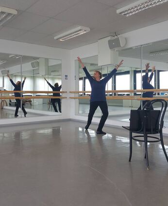 Barbara Benkeser-Hammerton gibt in ihrem Ballettstudio Online-Unterrichttest