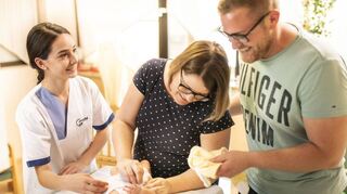 „Eine Impfung würde Mutter und Kind schützen“, sagt Dr. Annette Maleika. Studien zufolge kam es bislang nicht zu vermehrten schwangerschaftsspezifischen Komplikationen. Dieses Symbolfoto entstand vor der Pandemie in der GRN-Klinik.
