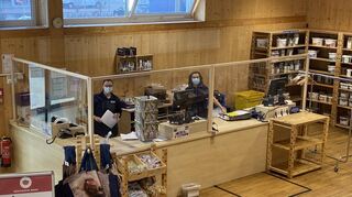 Penible Hygiene: Die Mitarbeiter im Kassenbereich bei Krämer Pferdesport in Hockenheim sind komplett per Plexiglaskasten geschützt. Die Beschäftigten tragen Gesichtsmasken und halten Abstand. Hygieneanweisungen stehen im Türbereich.