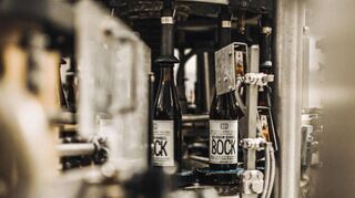 In der Welde-Flaschenfüllerei heißt es jetzt: Weniger Mensch – mehr Maschine: Die Braumanufaktur hat mehrere neue Kontrollgeräte eingebaut.