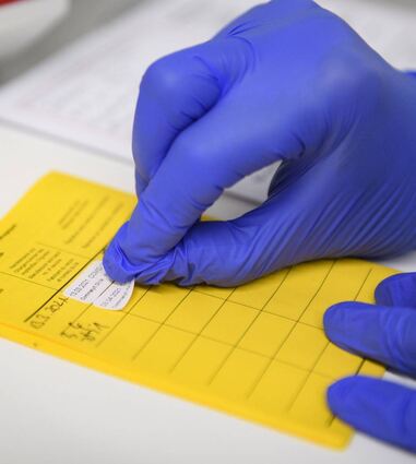 Viele hätten gern in ihrem Impfpass die Aufkleber, die eine Covid-19-Impfung bescheinigen. In den Arztpraxen quellen die Wartelisten über.