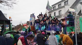 Die Gruppe Alte Gaussianer auf Abwegen inszenierte 2019 das Thema „Die Brücke zu, der Umweg lang, wie kumme ma leer noch hi? Mit Hexenbesen, Zaubertrank, viel Geduld und M-AGAA-gie!“
