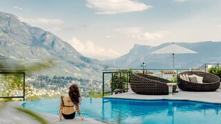 Der Infinitypool auf dem Dach des Golserhofs bietet eine traumhafte Aussicht. Hier oben haben die Gastgeber ein kleines Paradies geschaffen mit Kuschelnischen und Whirlpools. Das Besondere: Erwachsene sind hier für sich – Kinder unter 14 Jahren können die vielen anderen tollen Bereiche im Haus nutzen.