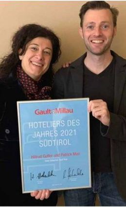 Hiltrud Gufler und Patrick Mair freuen sich über die Gault &amp; Millau Auszeichnung „Hoteliers des Jahres 2021 Südtirol“.